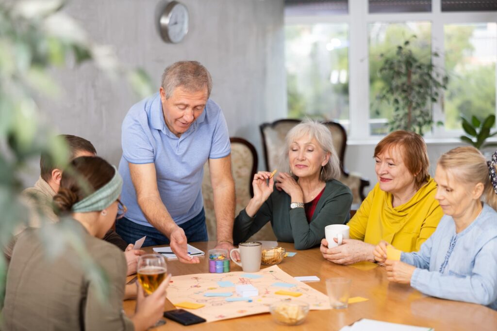 Grupo de jubilados jugando al parchís 