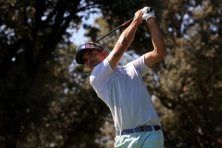 Jugador de Gold Juan Salama dando un gran golpe