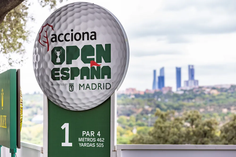 Imagen en la que se ve el logo del Open de España y de fondo salen las reconocidas 4 torres de Madrid.