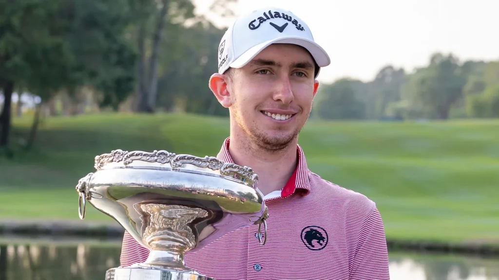 McKibbin levantando el trofeo del Hong Kong Open