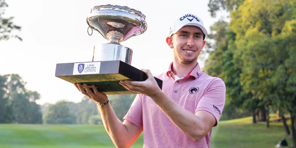 Tom levantando el trofeo